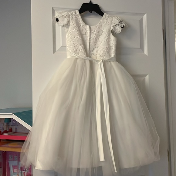 Flower girl or communion dresses in excellent condition. 2 to sell size 4 & 6. - Picture 2 of 3